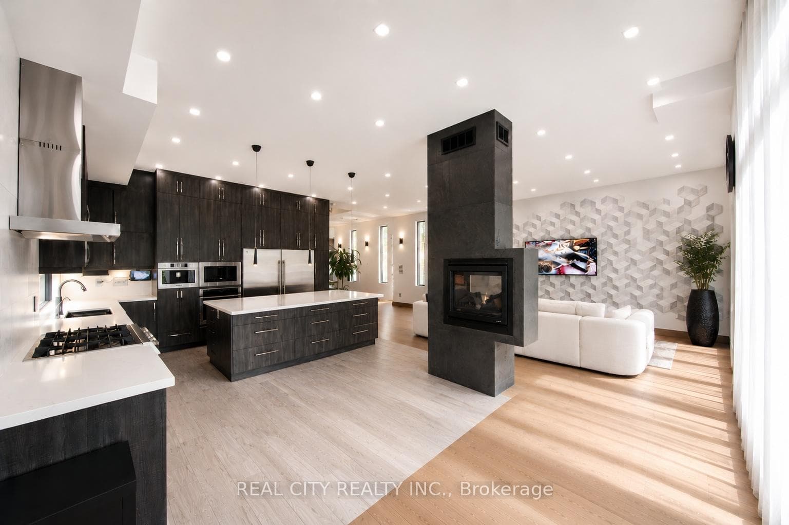 662 Byngmount Avenue photo 8