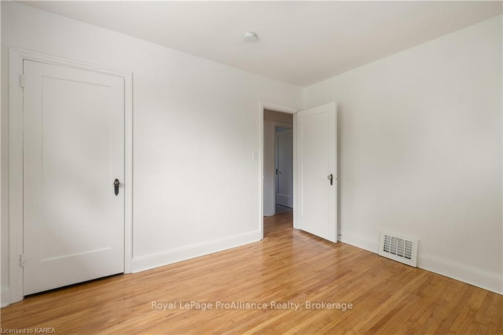 52 CARRUTHERS Avenue photo 19