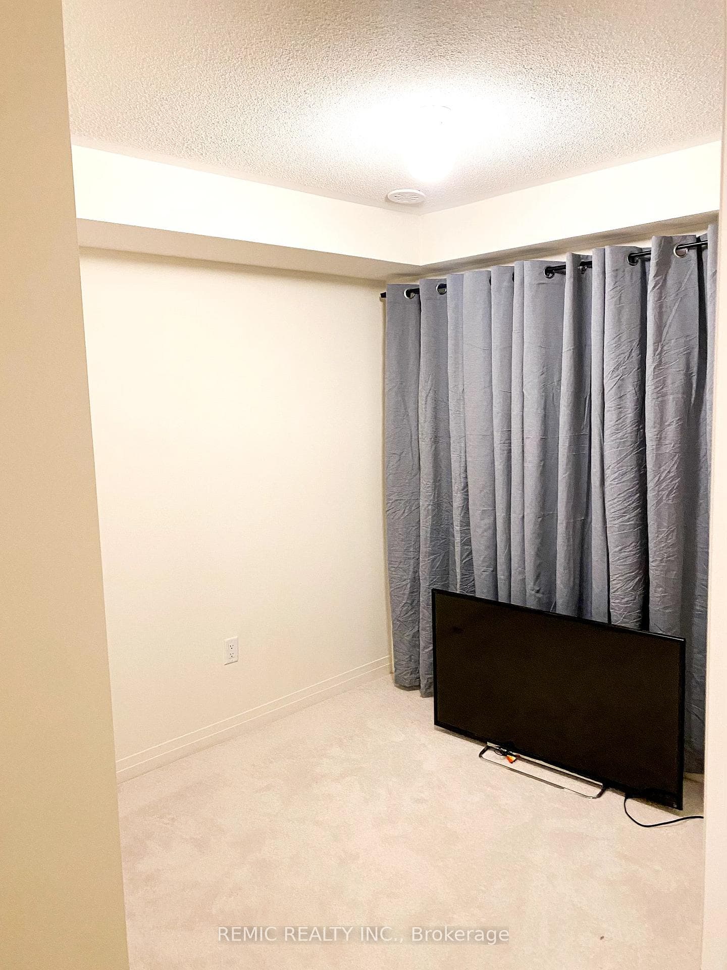 1579 Green Road photo 4