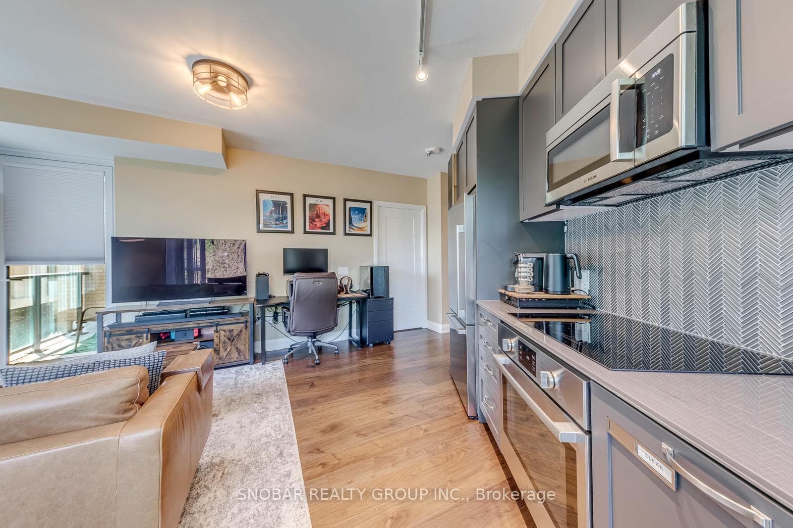 293 The Kingsway N/A Unit 310 photo 9
