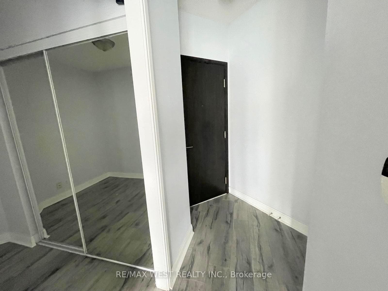80 Absolute Avenue Unit 1008 photo 2