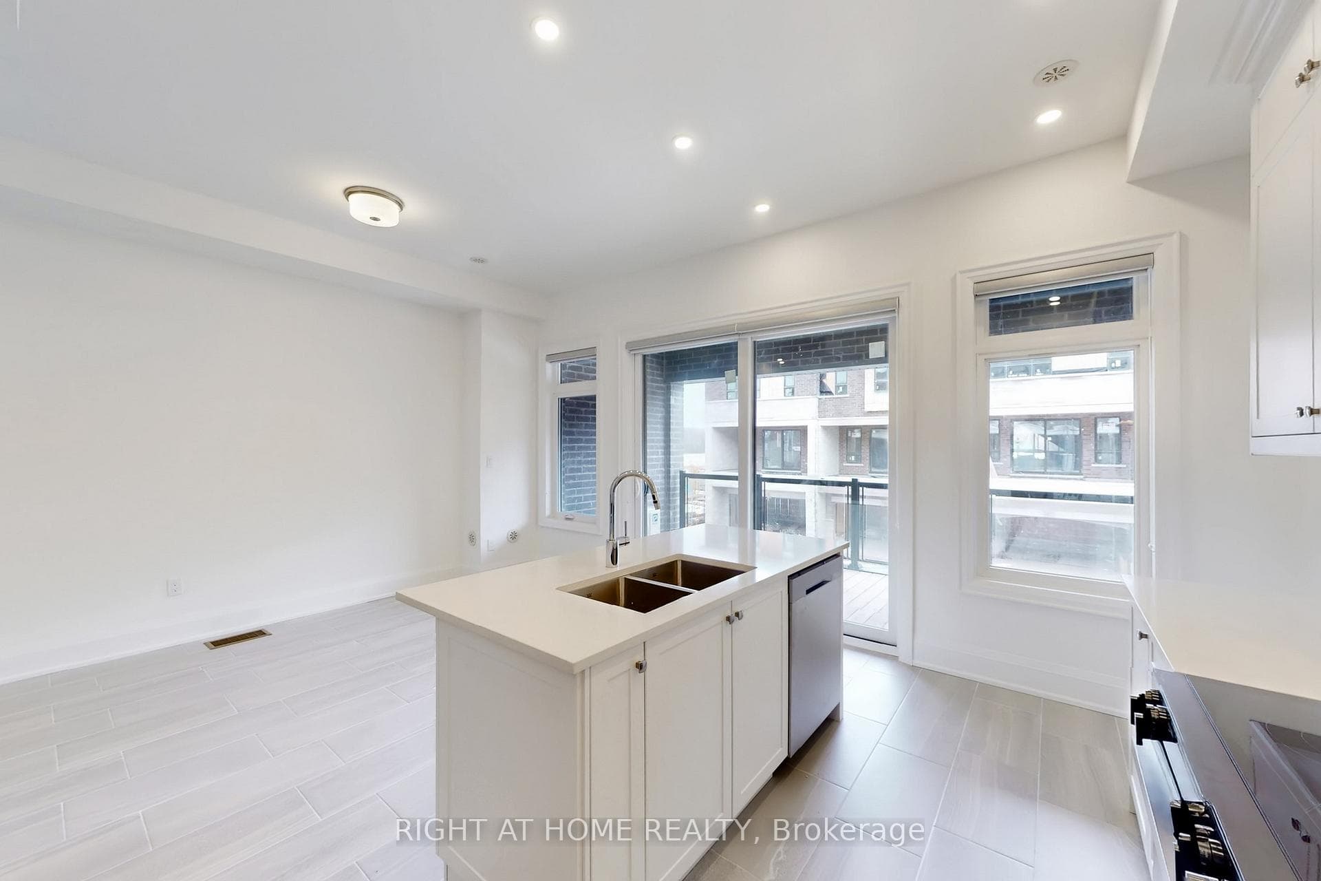 3300 Taha Gardens photo 15