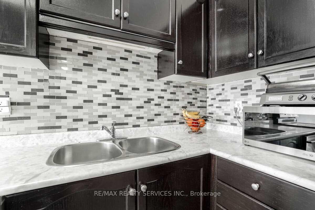 6888 Dillingwood Drive photo 11