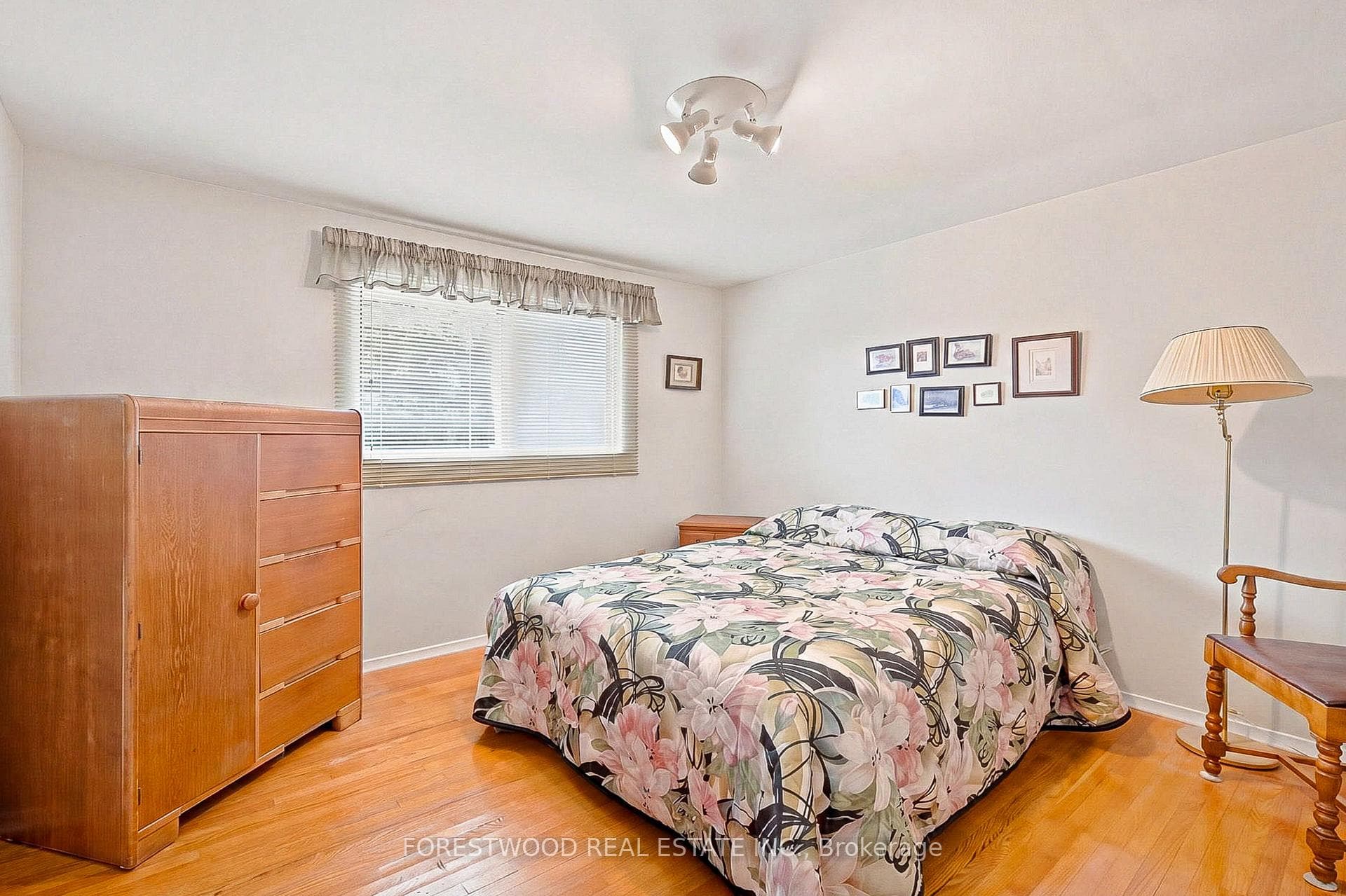 523 Hyacinthe Boulevard photo 27