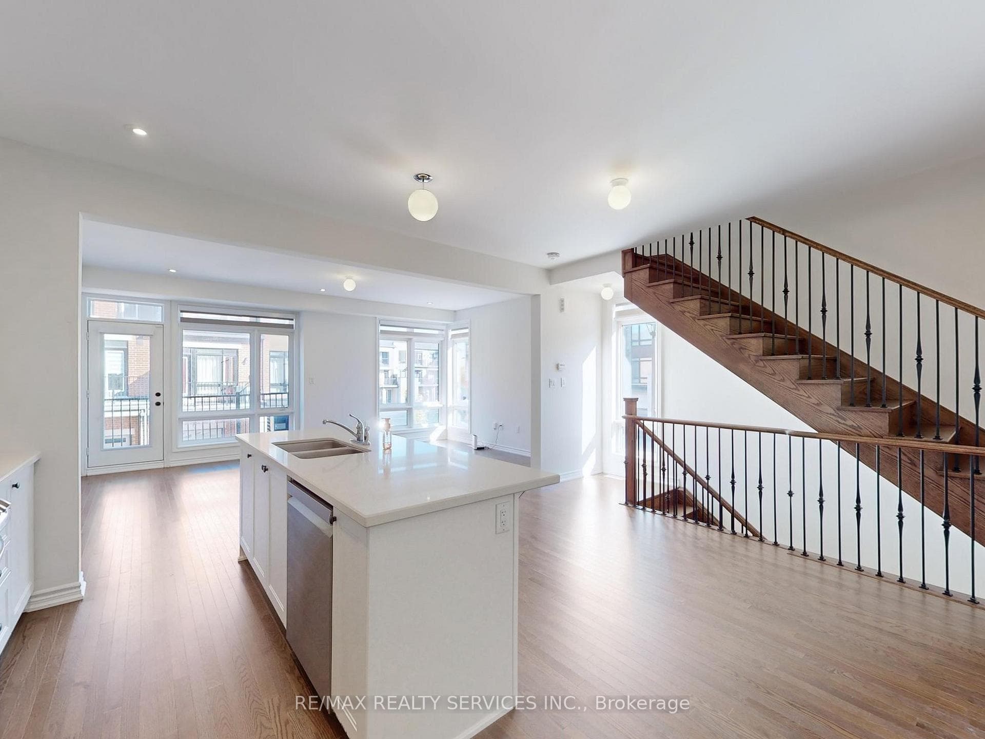 Kitchen & Breakfast Area