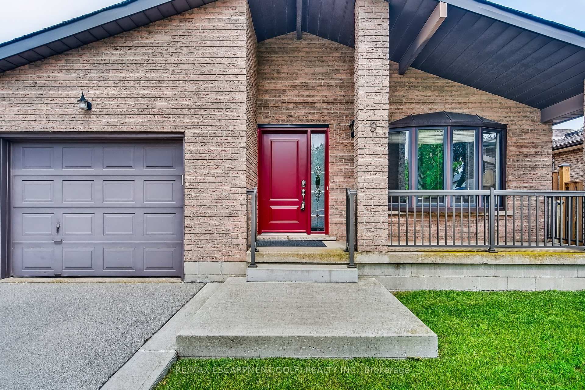9 Valanna Court photo 3