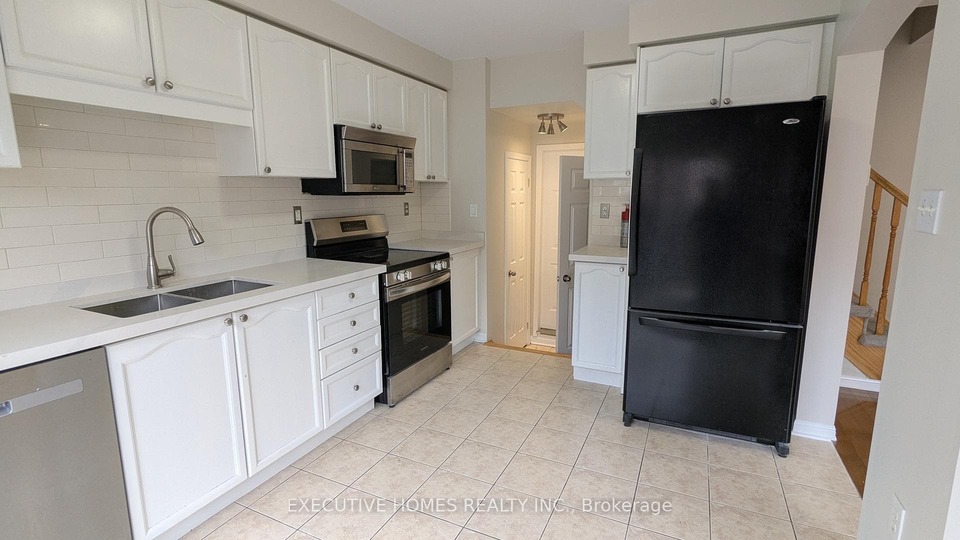 676 Hamilton Crescent photo 10