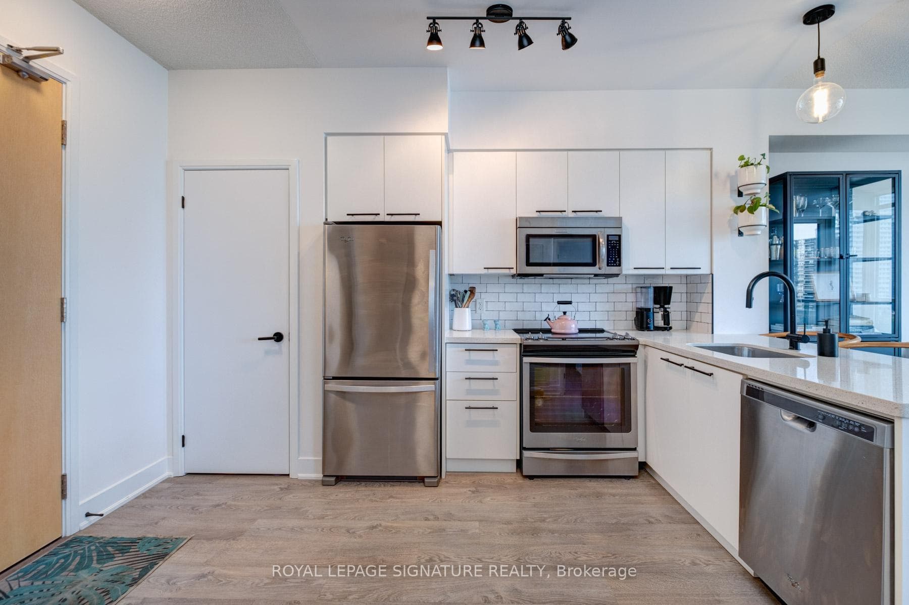 30 Roehampton Avenue Unit 906 photo 6
