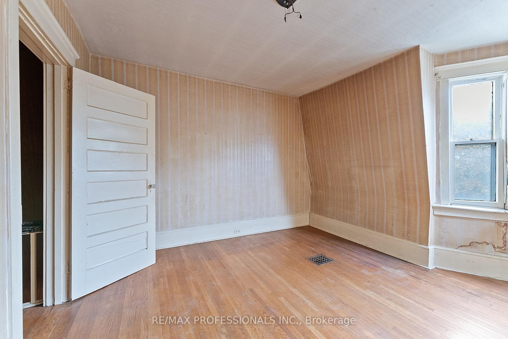 110 Bastedo Avenue photo 22