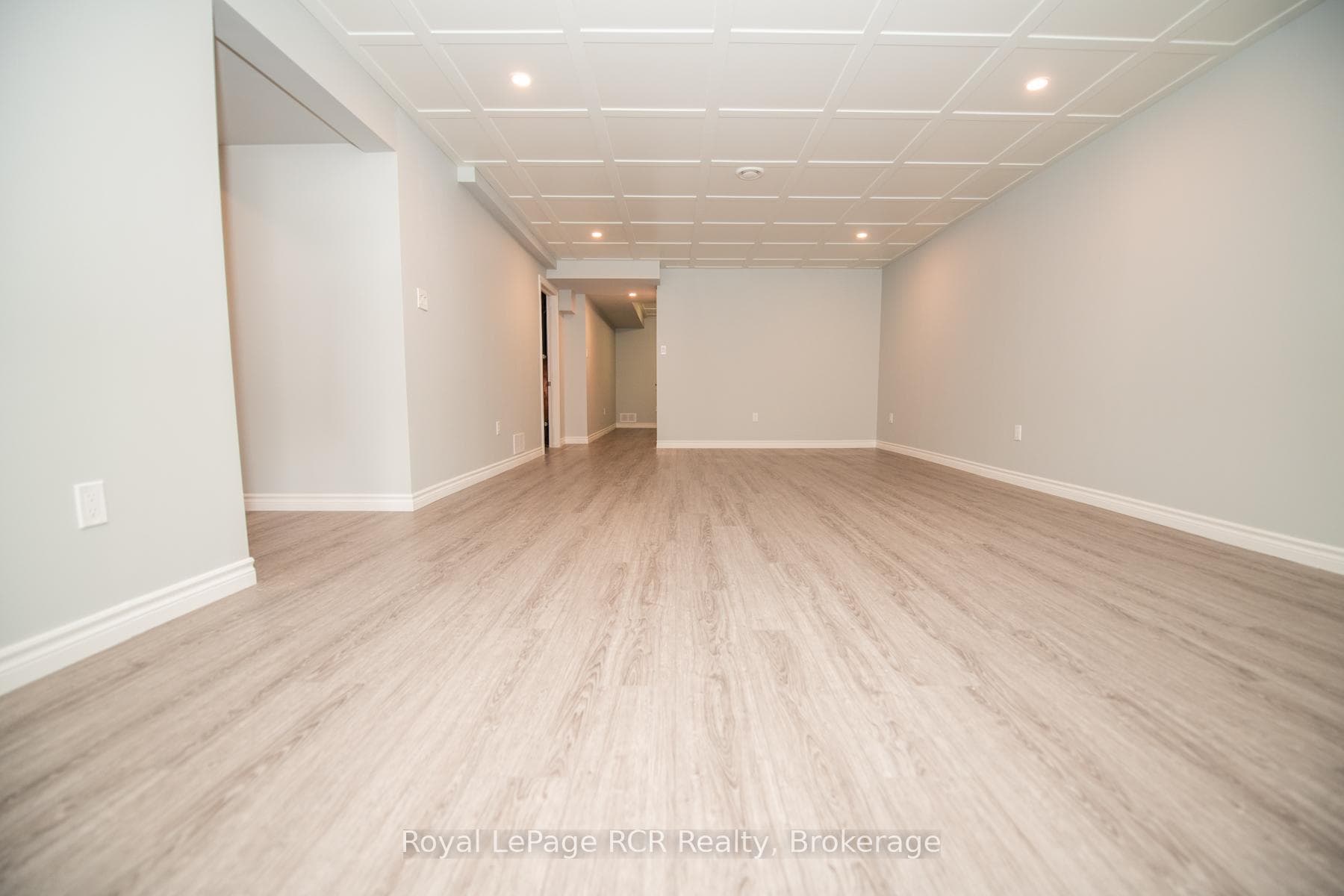 380 Wellington Street photo 41
