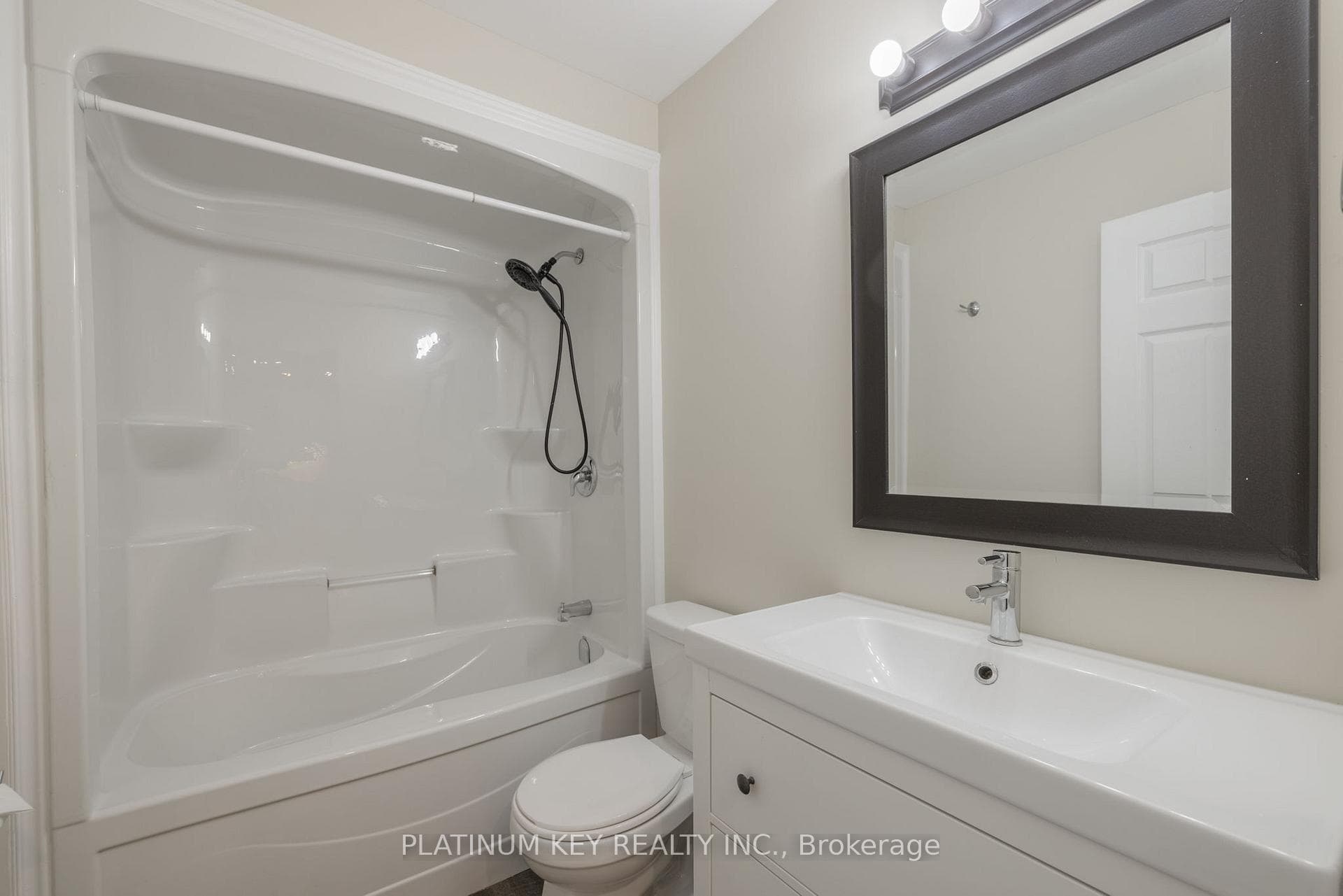 701 Regent St - Main Bath
