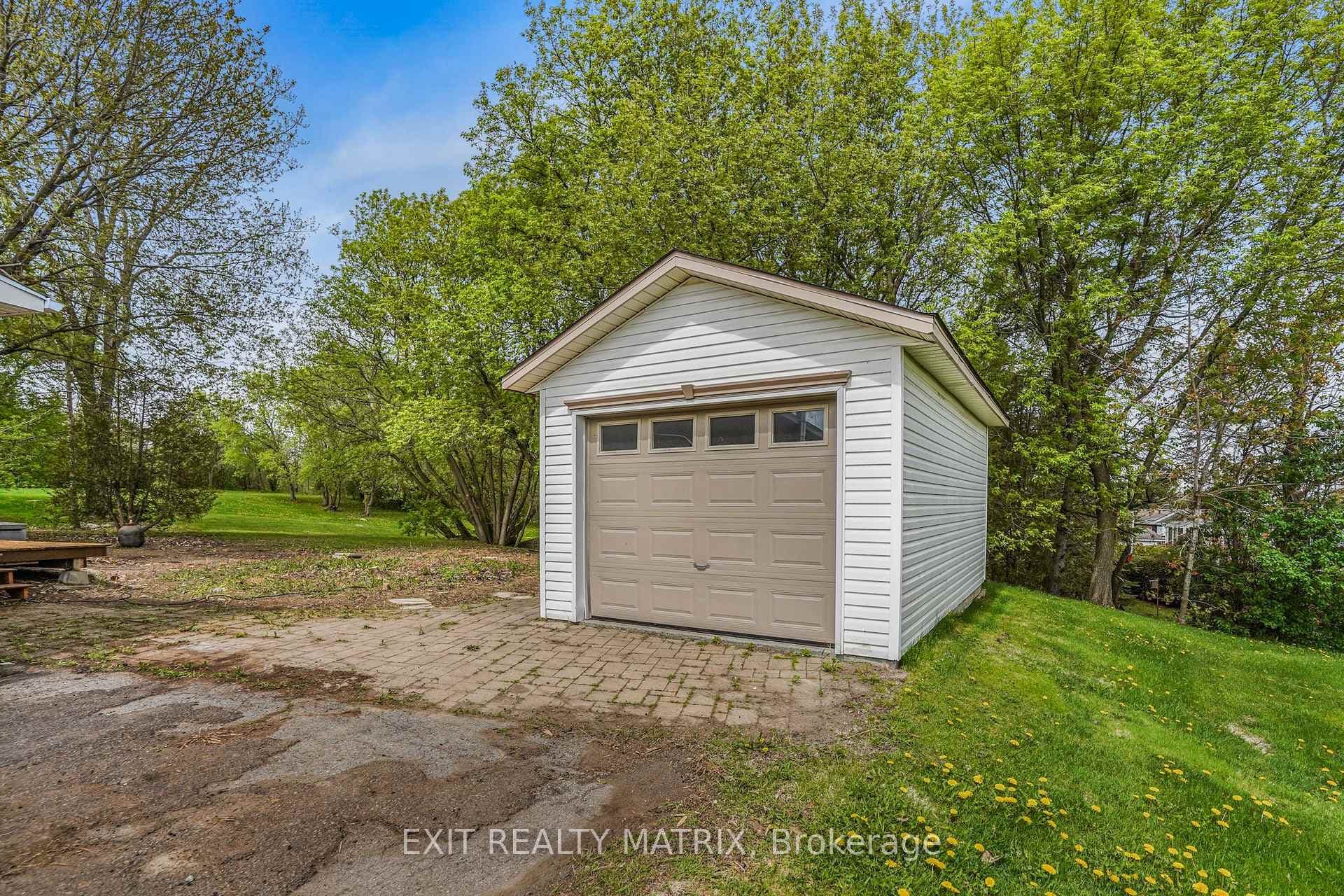 136 Martel Crescent photo 31