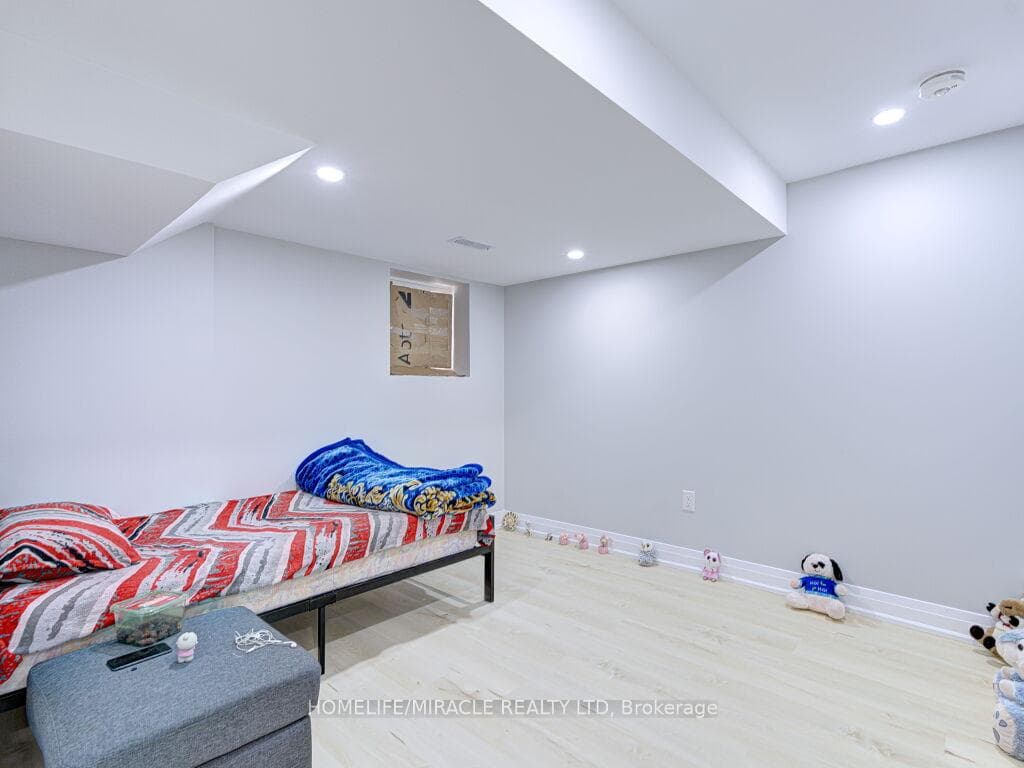 8 Jenwood Crescent photo 38