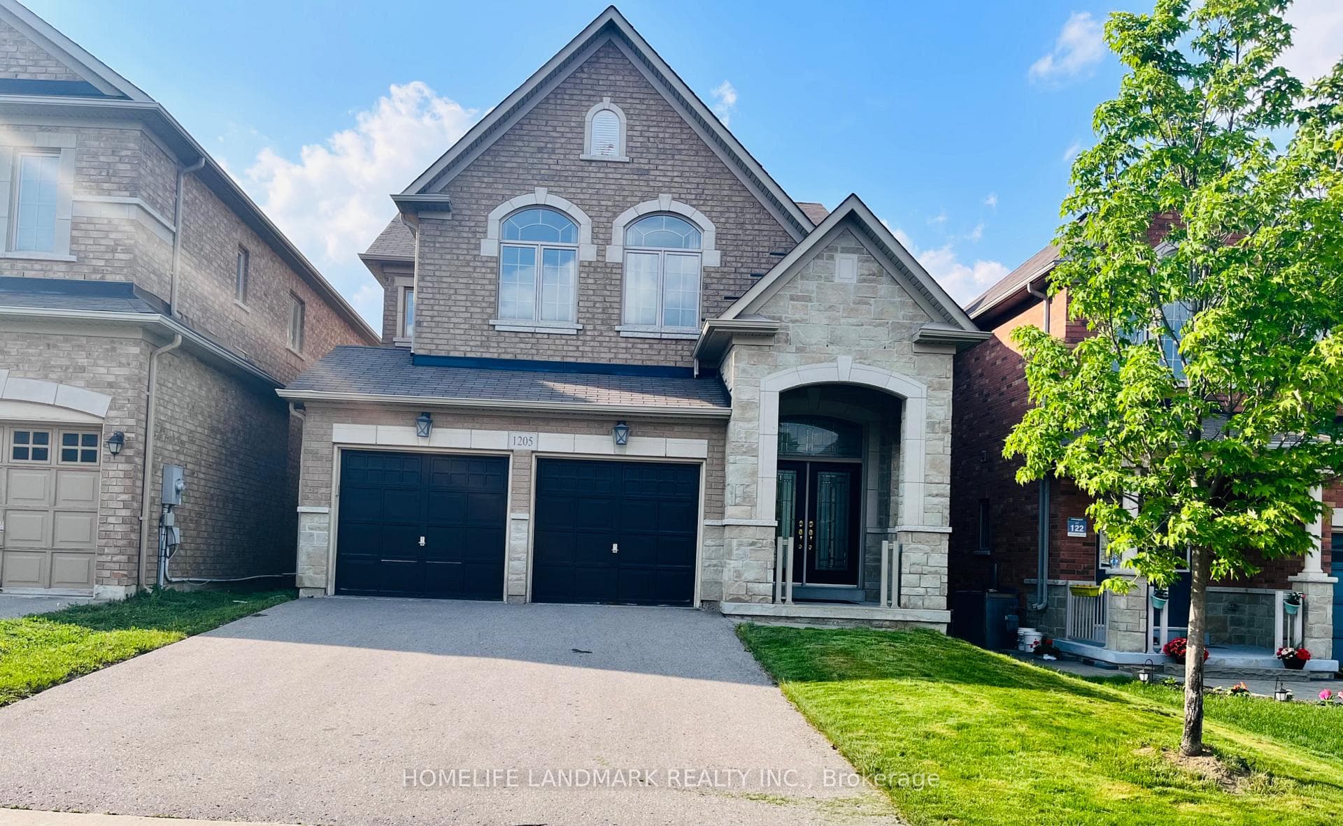 1205 Blencowe Crescent photo 1
