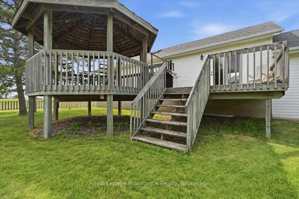 1005 Victoria Road photo 32