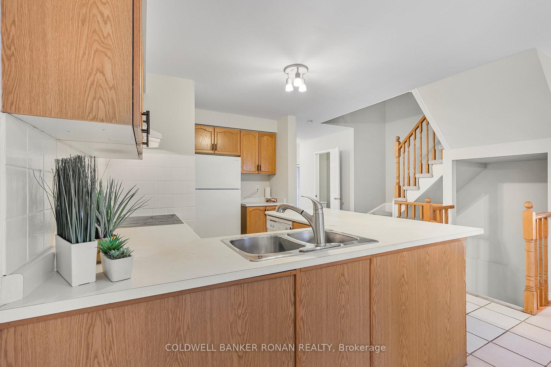 64 Henderson Crescent photo 7