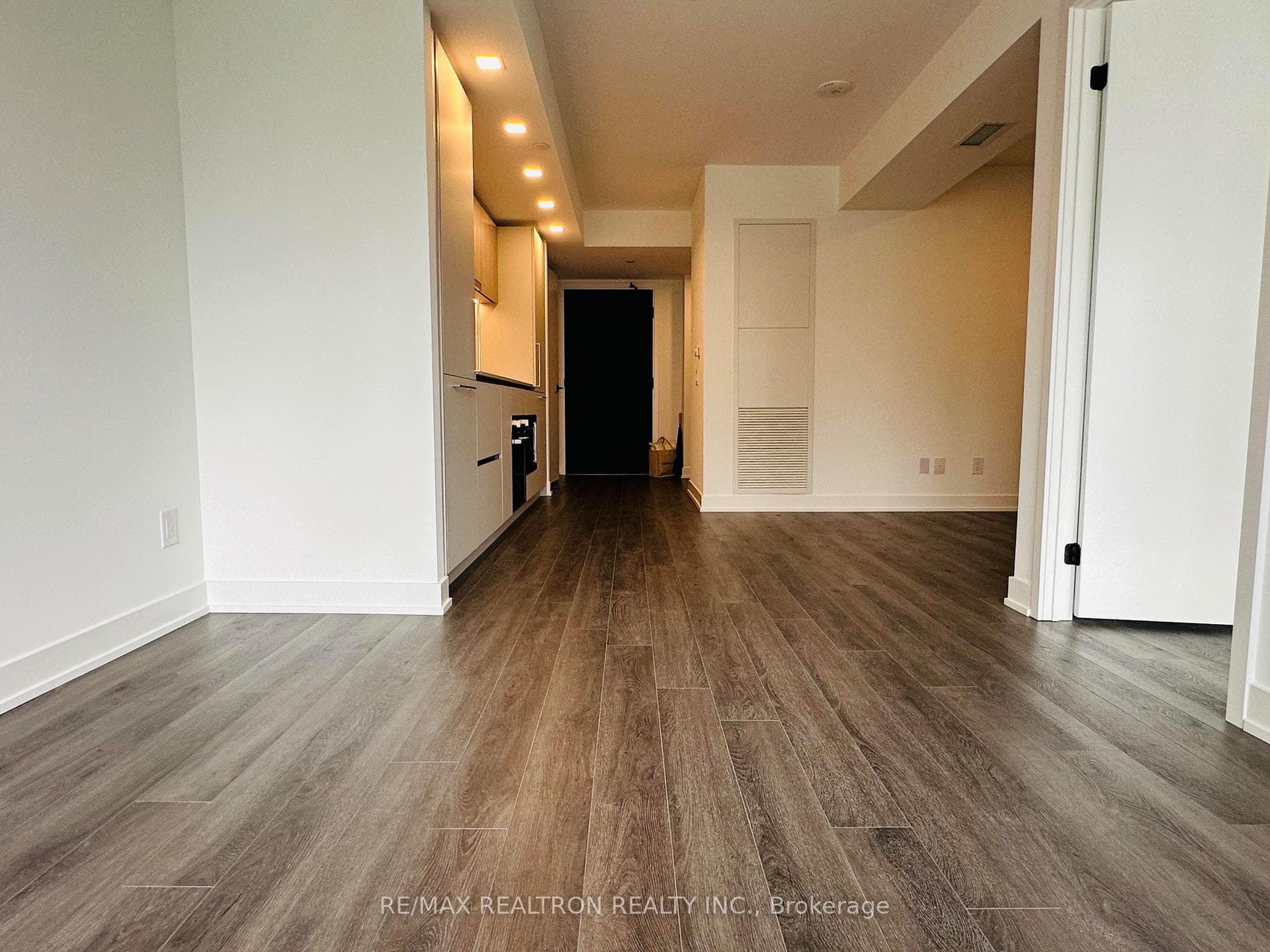 609 Sherbourne Street Unit 1201 photo 4