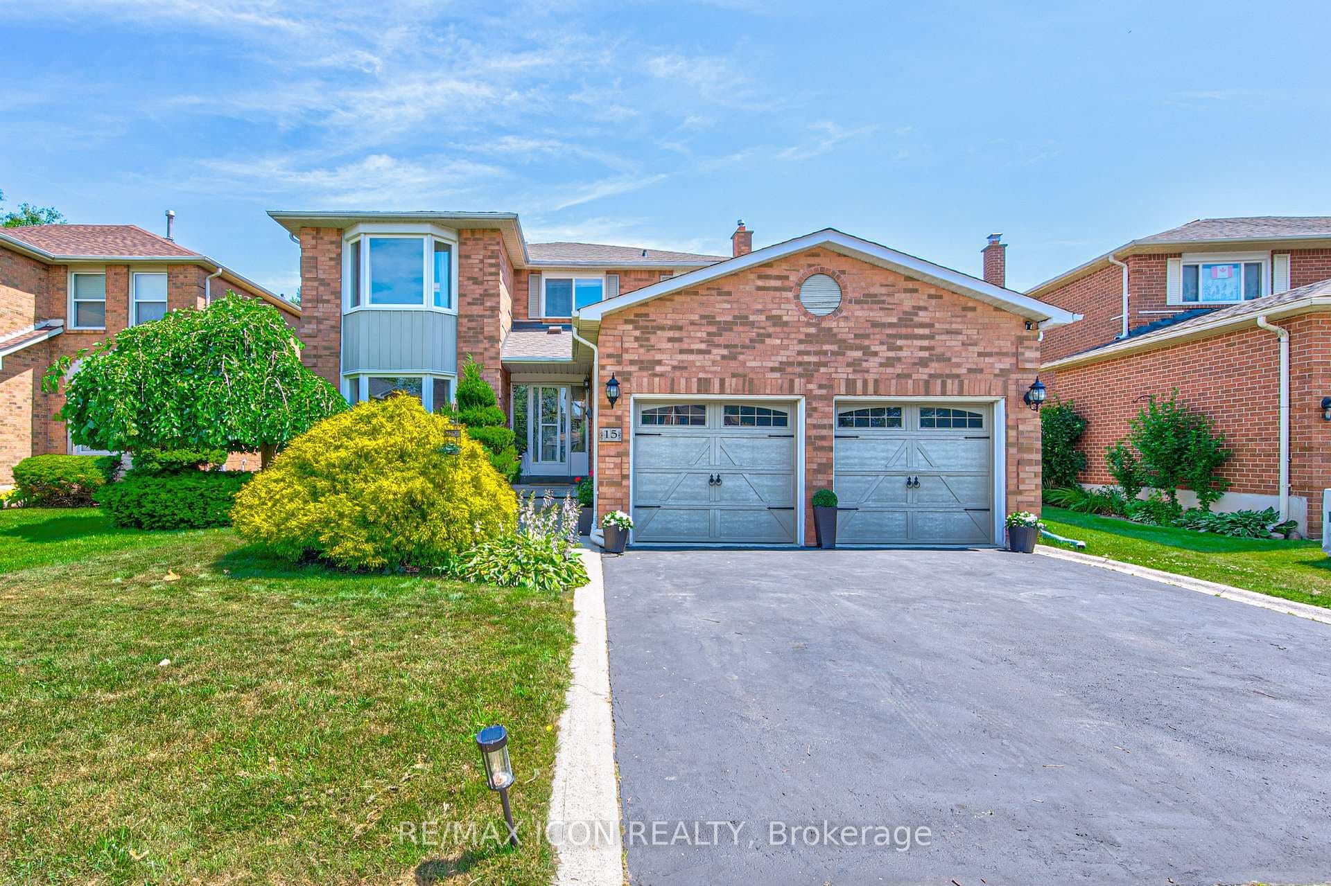 15 Hall Crescent photo 1