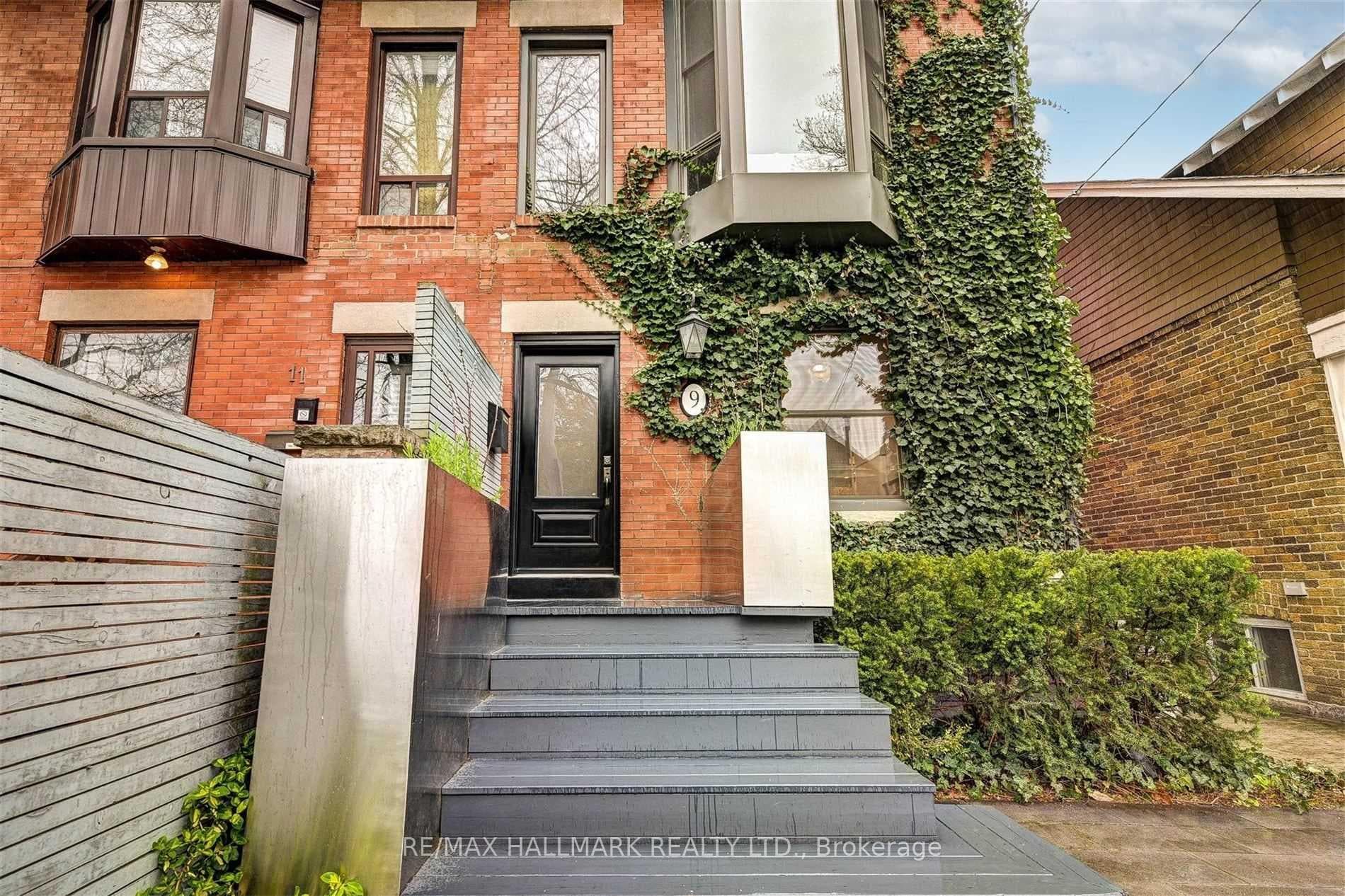 Well appointed front porch w/ring doorbell