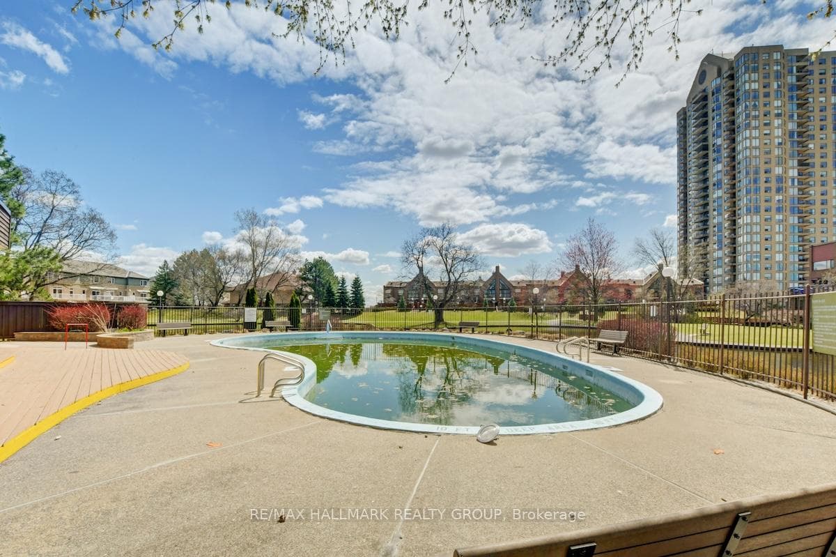 545 St Laurent Boulevard Unit 1703 photo 42