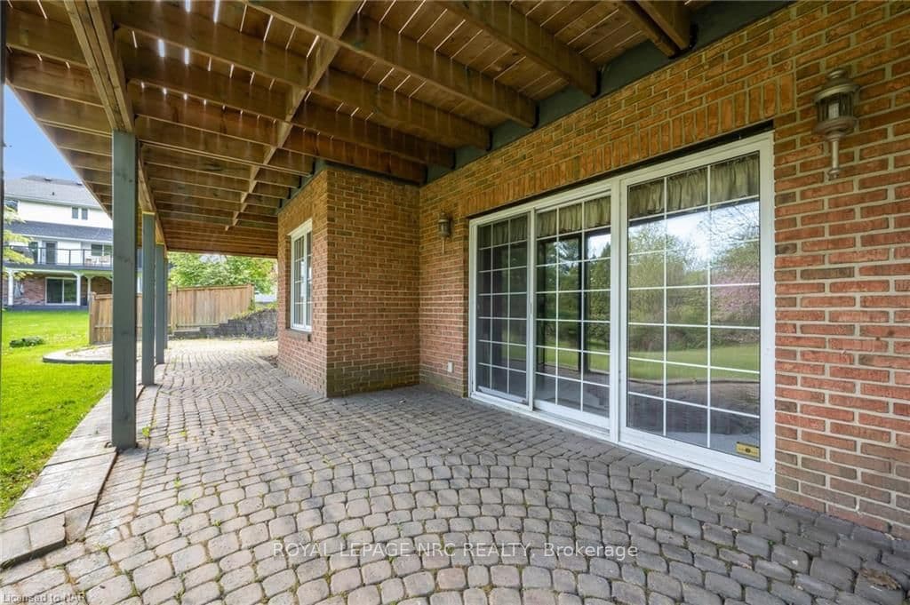 7 LESLIE Place photo 16