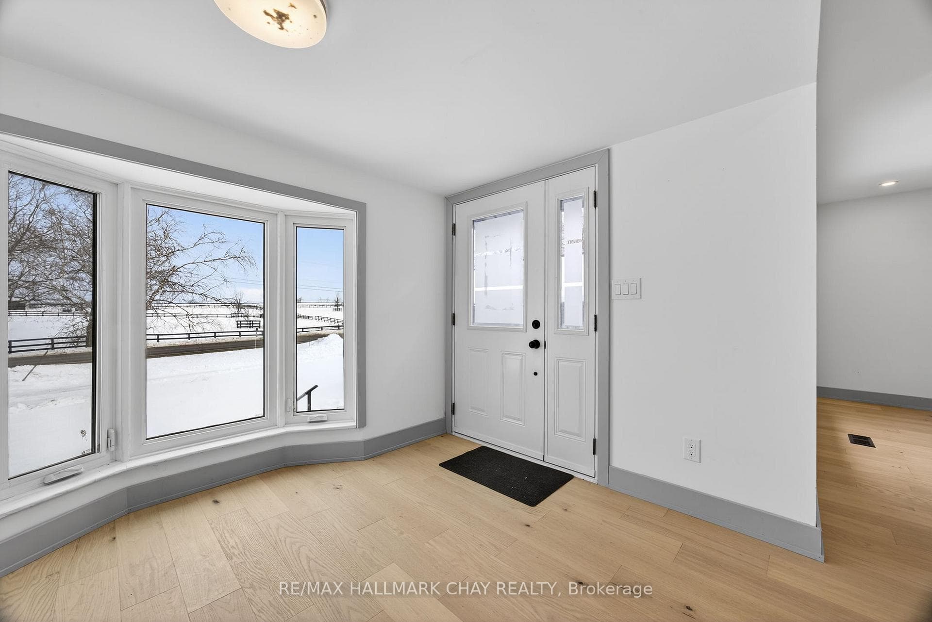 5277 5th Side Road Unit B photo 6