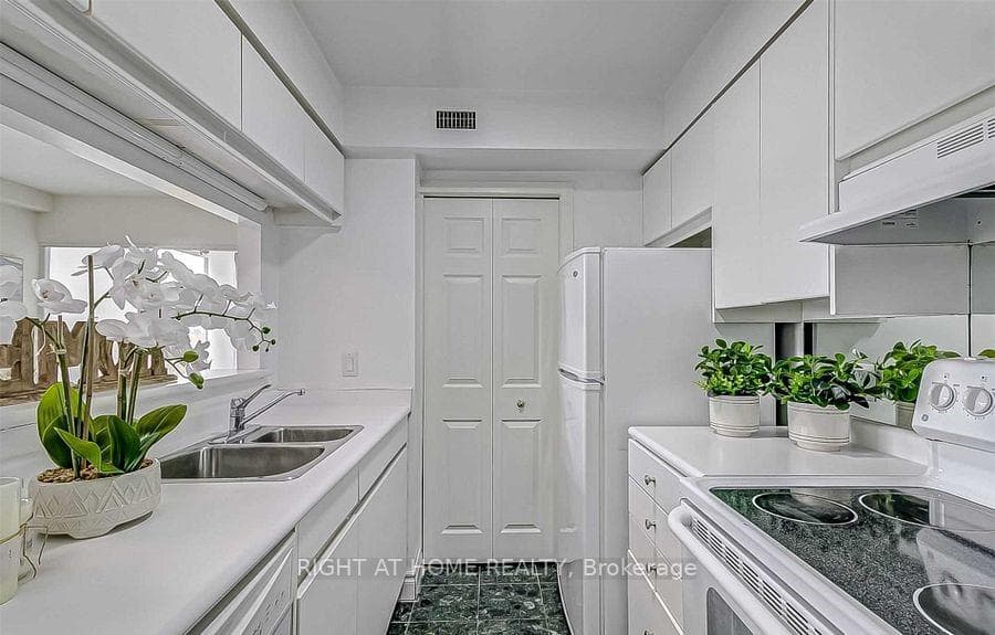 409 Bloor Street Unit 702 photo 7
