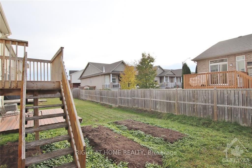 253 WAYMARK Crescent photo 28