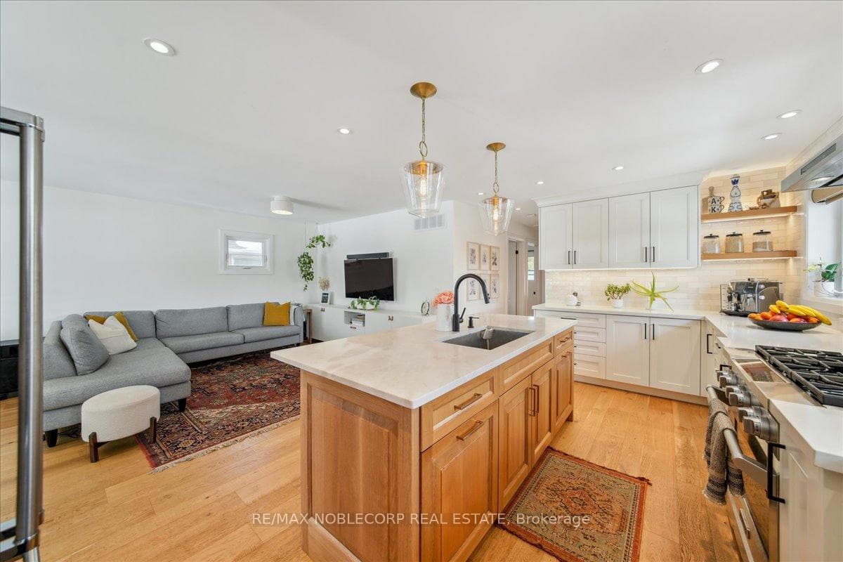 72 Christina Crescent photo 22
