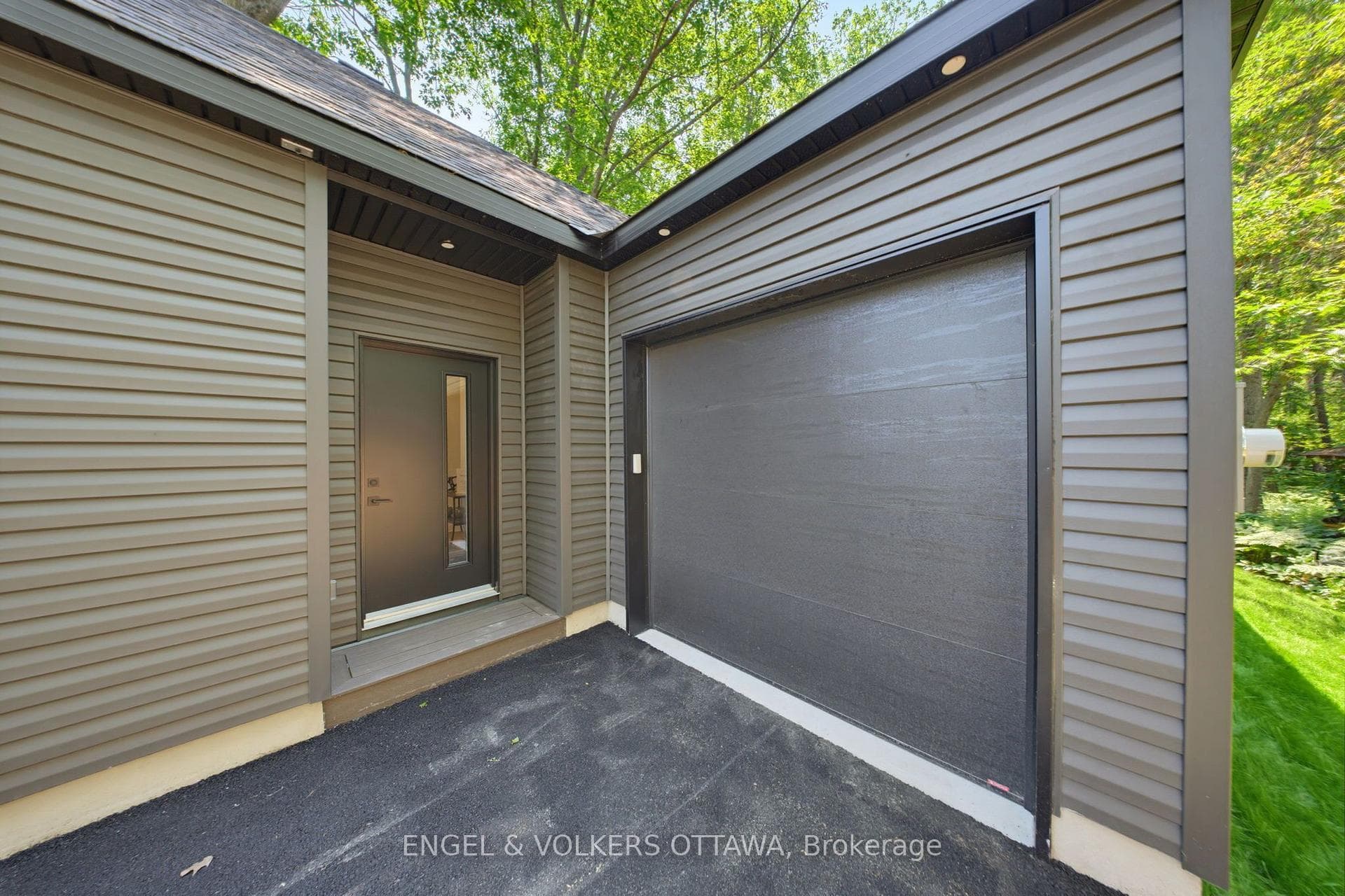 557 Bayview Drive photo 3