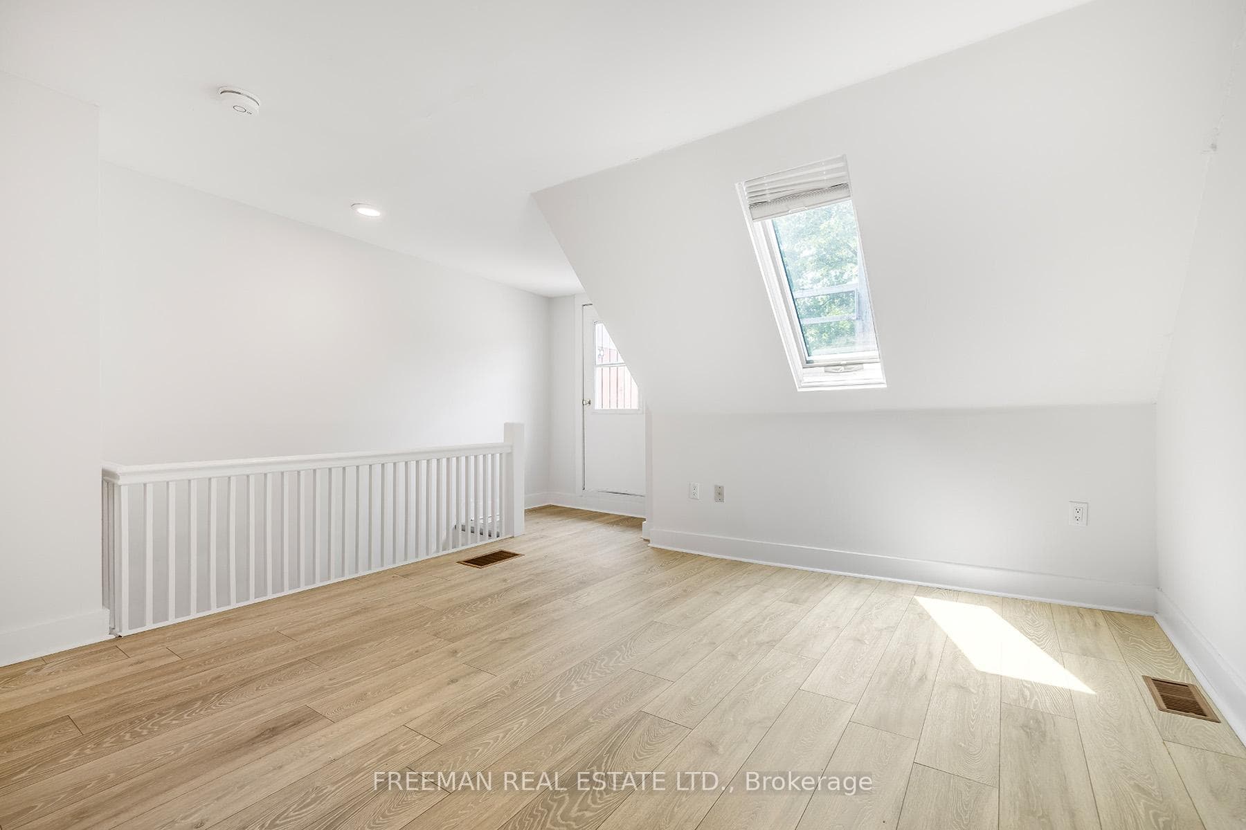 652 Markham Street photo 15