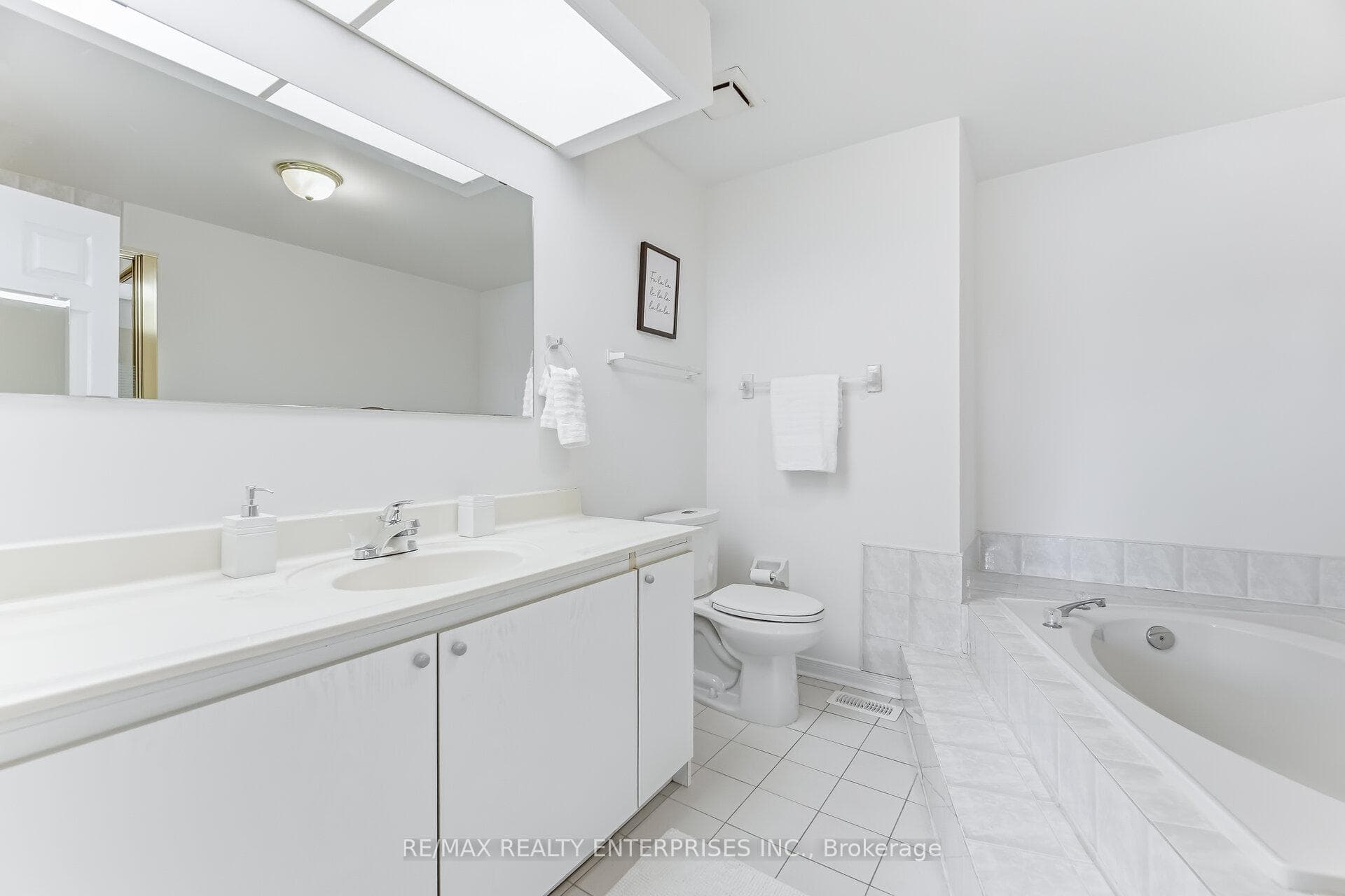 407 Wendron Crescent photo 16
