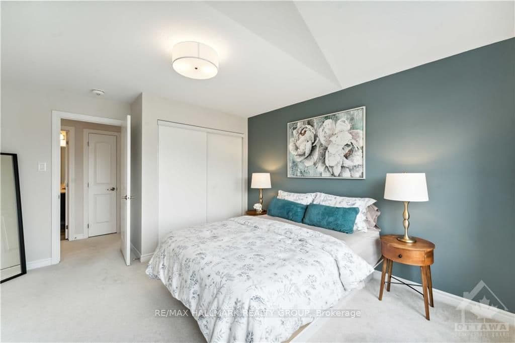 726 VENNECY Terrace photo 23