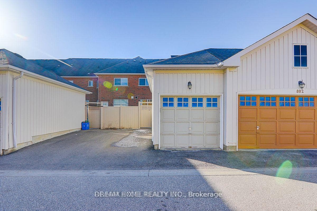 804 Castlemore Avenue photo 35