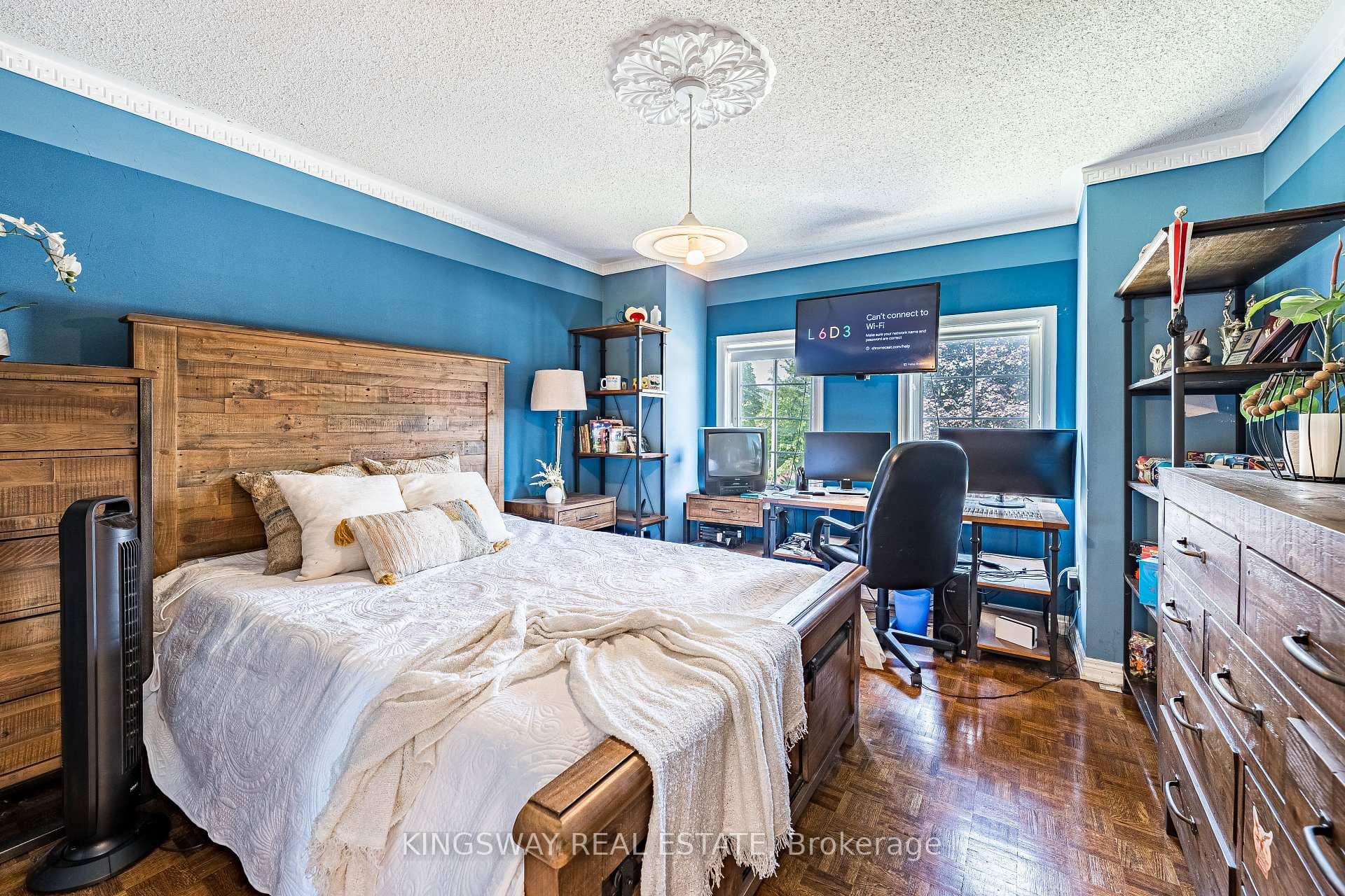 5969 RAYSHAW Crescent photo 35