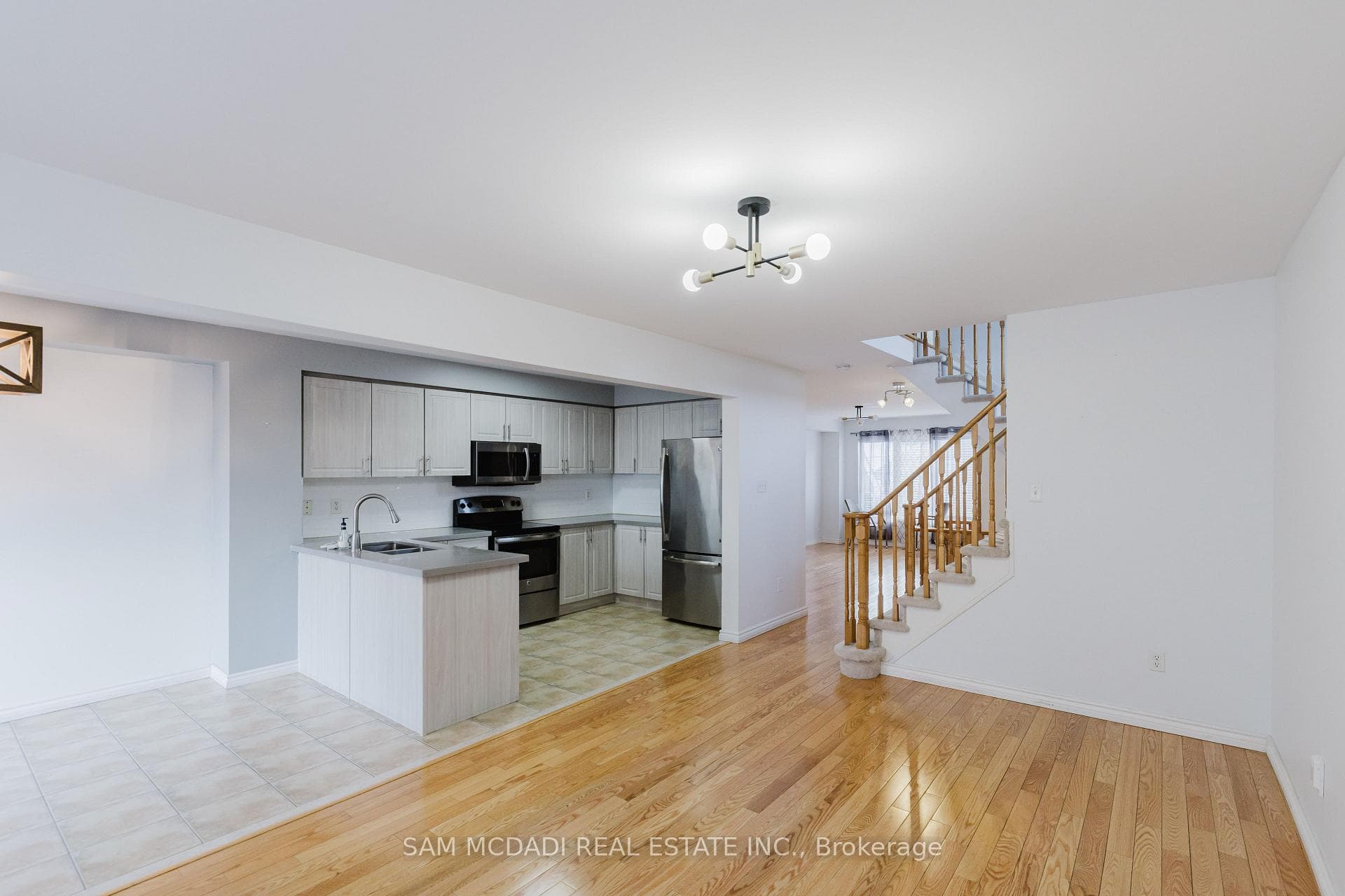 1260 Lamont Crescent photo 5
