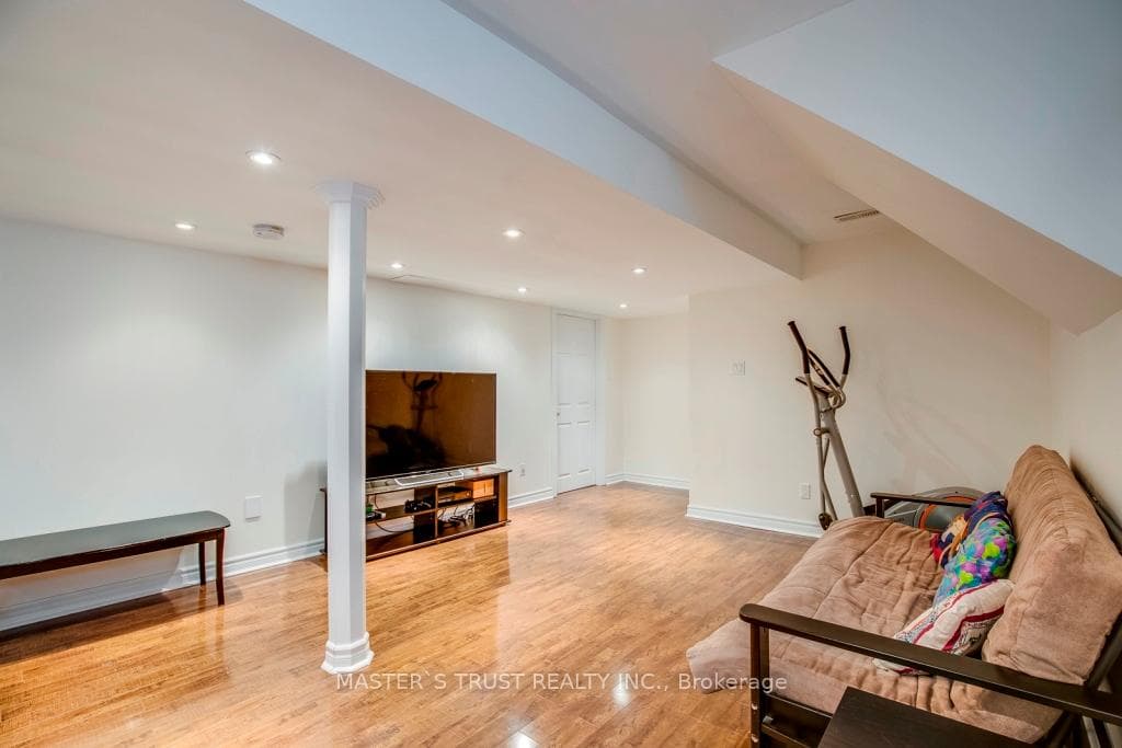 626 Society Crescent photo 26