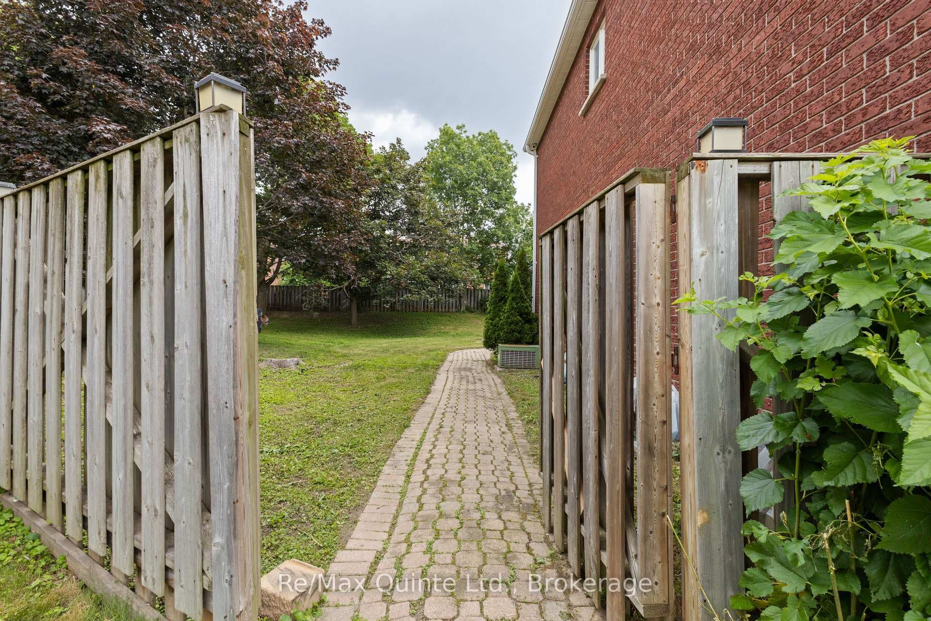 17 Applewood Court photo 5