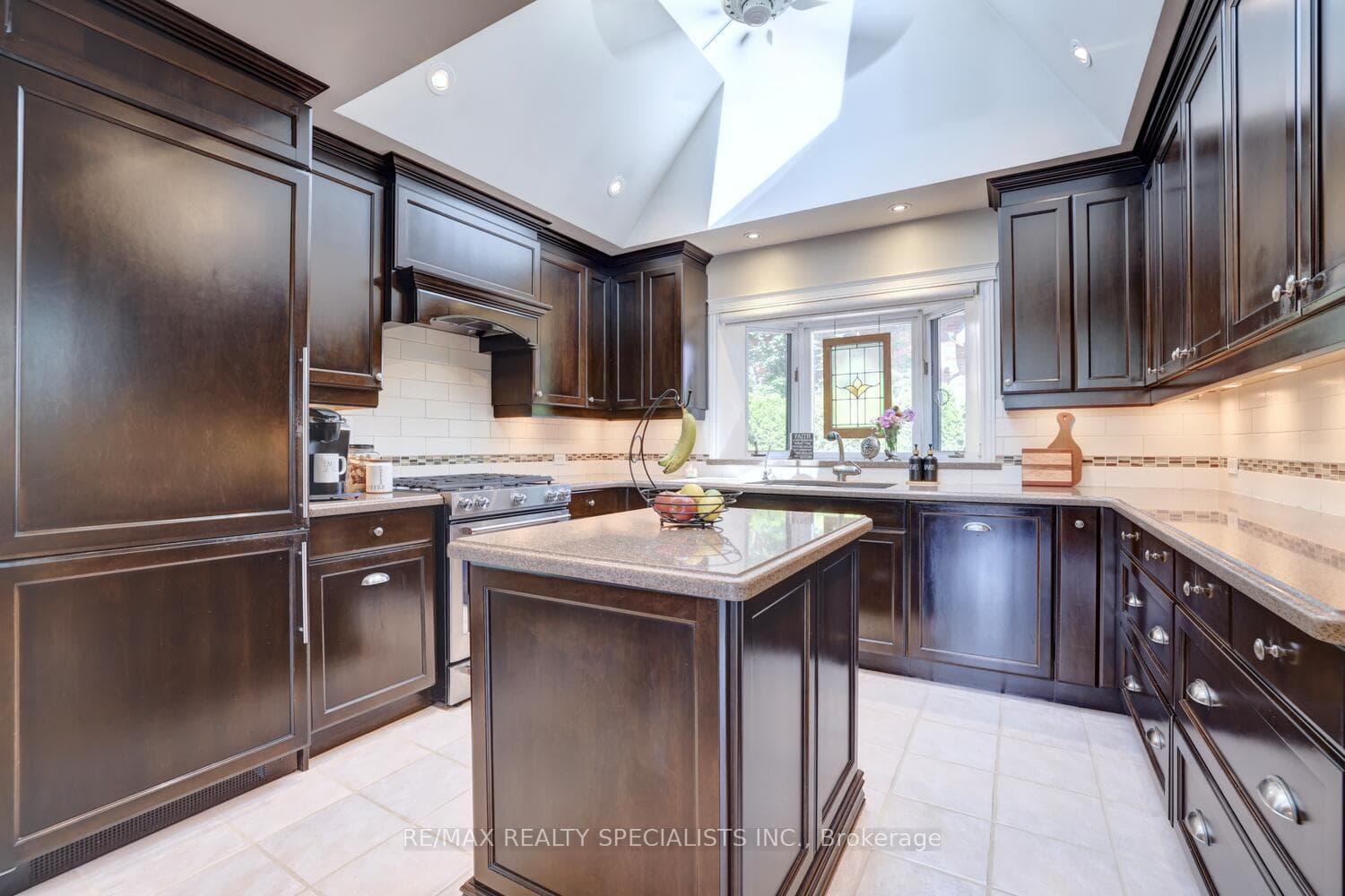 Solid wood kitchen w/granite coutertops.