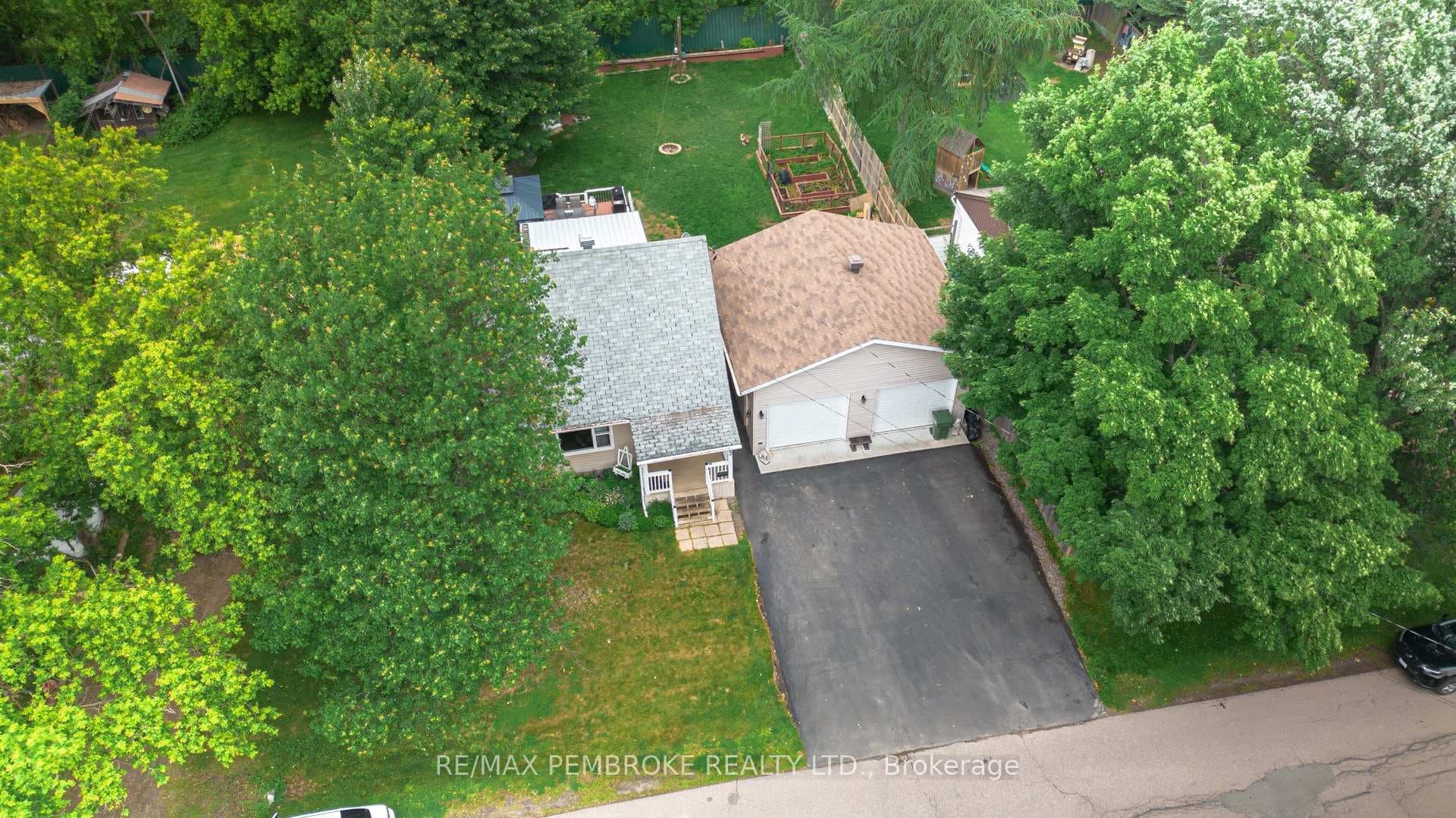 363 Julien Street photo 4
