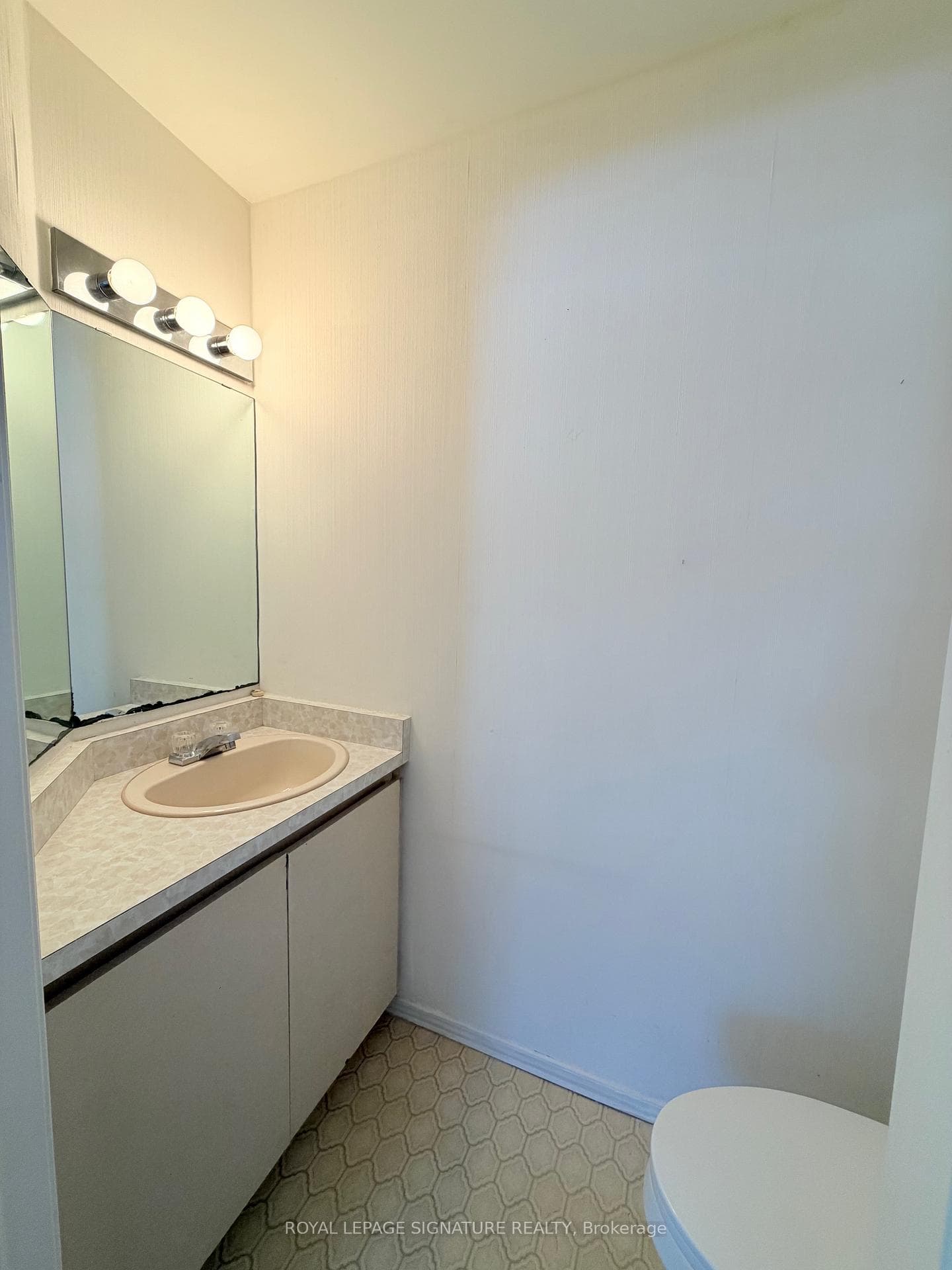 8 Bridgeview Road photo 24