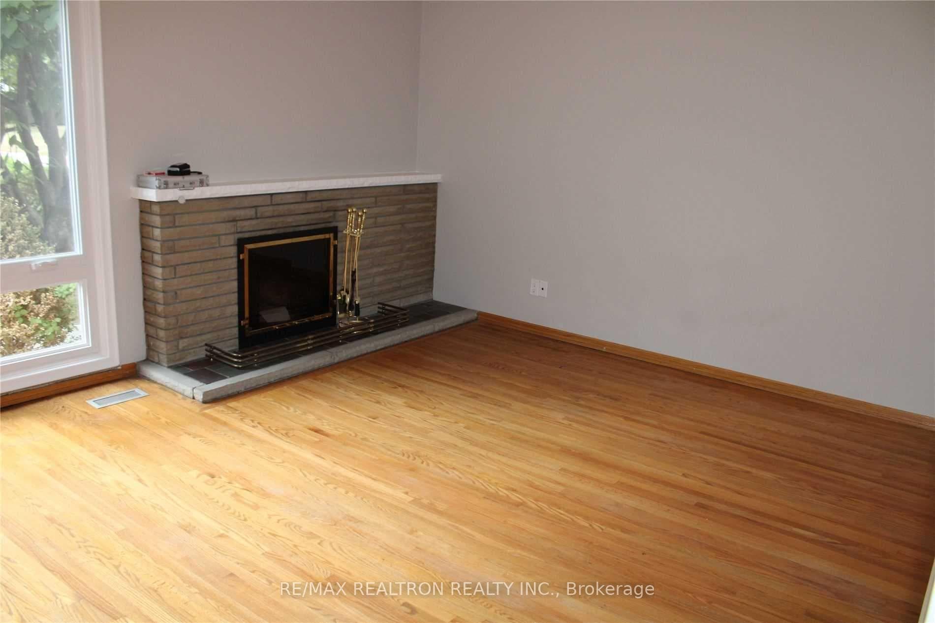 135 Treverton Drive Unit Main photo 9