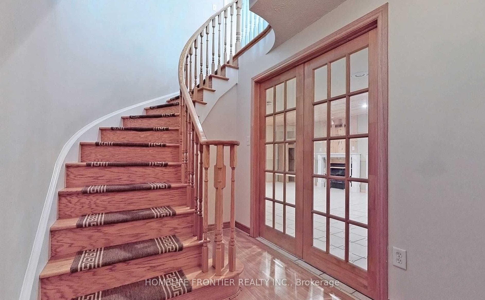 82 Grace Crescent photo 3