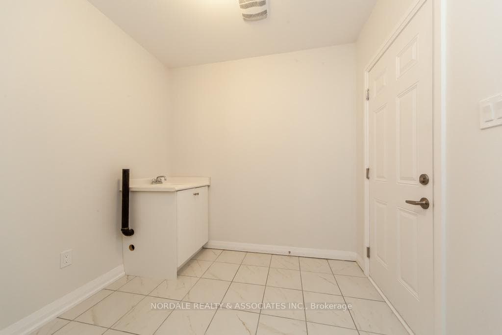 1433 STOVELL Crescent photo 11