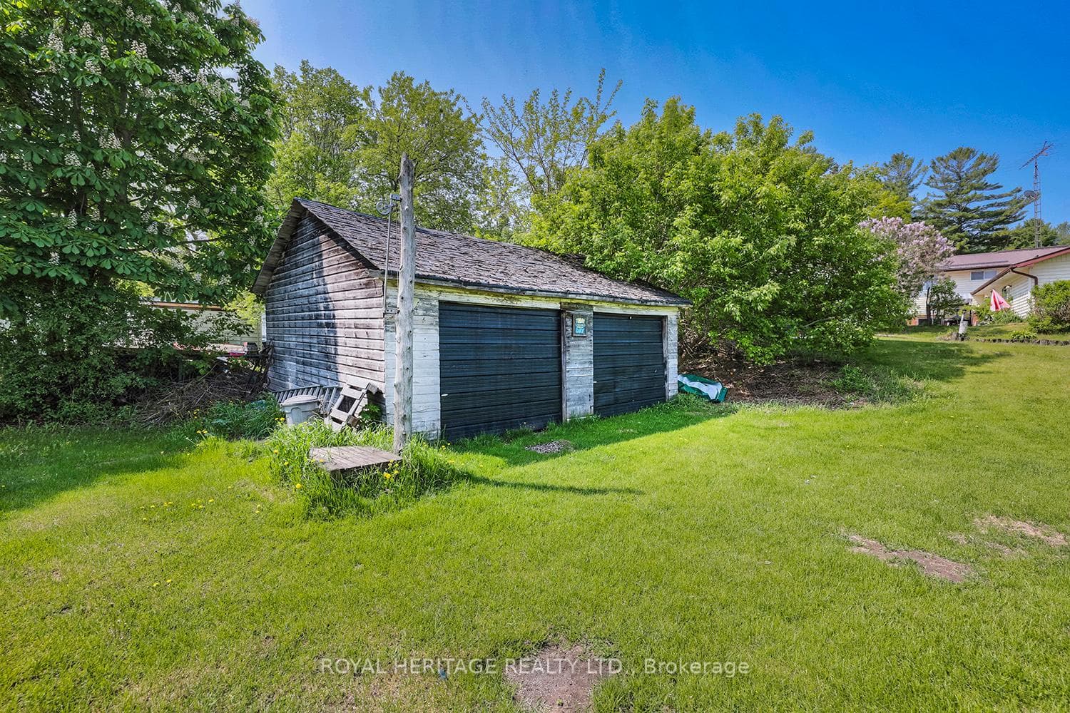 Detached garage for dwelling 2