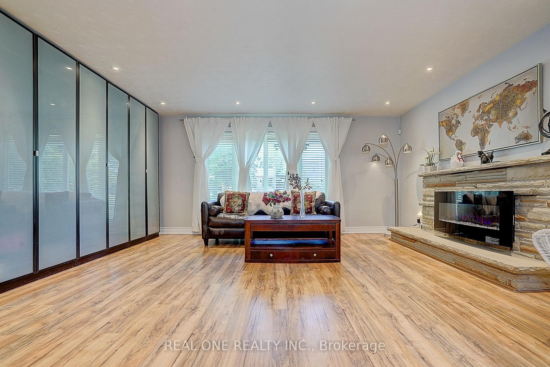 37 Lauralynn Crescent photo 5