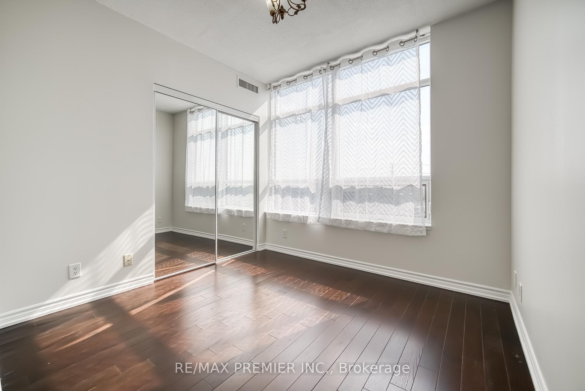 9225 Jane Street Unit 614 photo 21