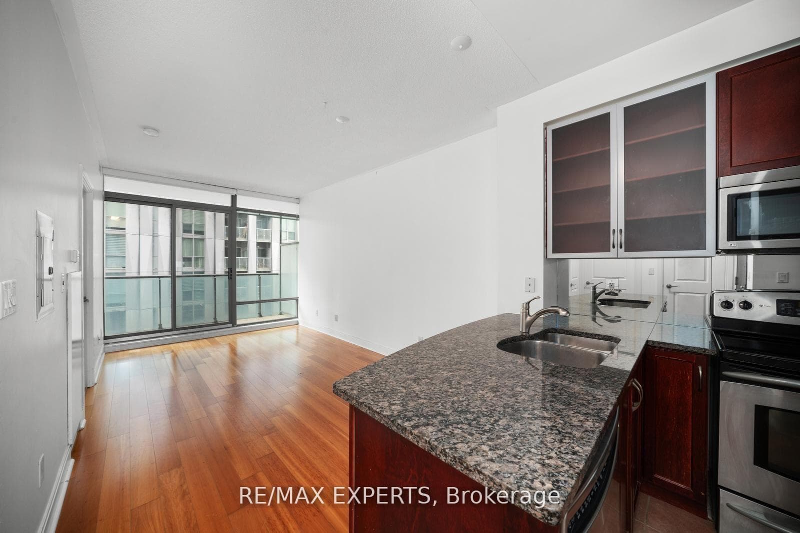 18 Yorkville Avenue Unit 903 photo 3