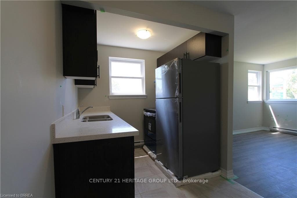 116 King Edward Avenue Unit 7 photo 4