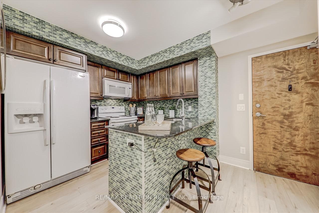 60 Fairfax Crescent Unit 618 photo 14
